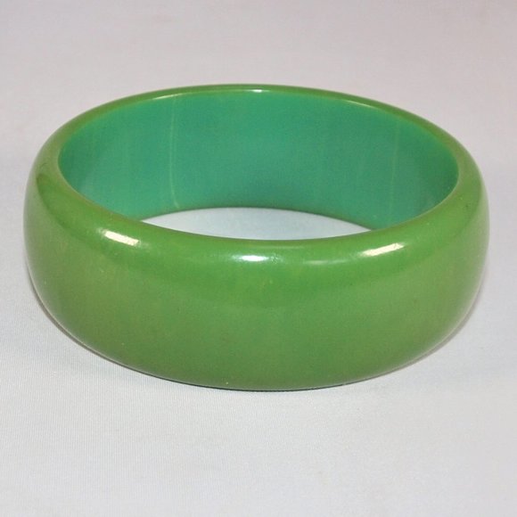 Vintage Apple Green Bakelite Bangle - Picture 1 of 4
